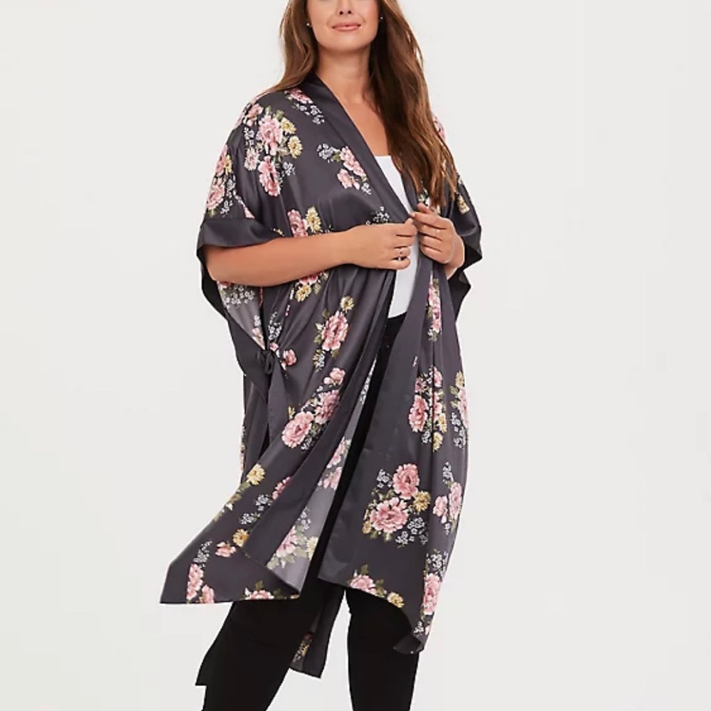 NWT Torrid Floral Satin Ruana